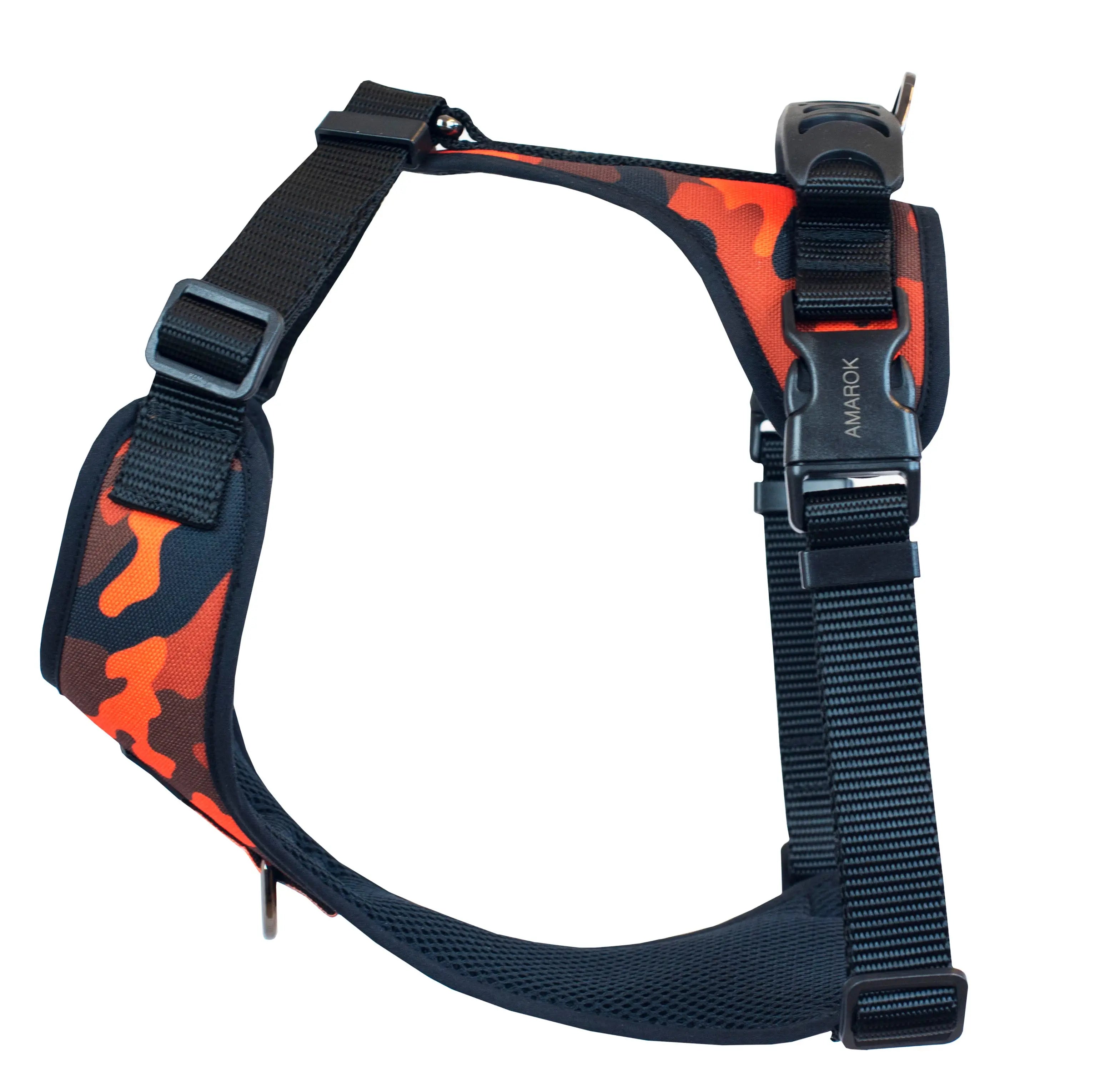 Harnais régulier de randonnée pour gros chien de la collection Sahara. Aux motif camo et aux couleurs rouge et noir. Vue de côté.