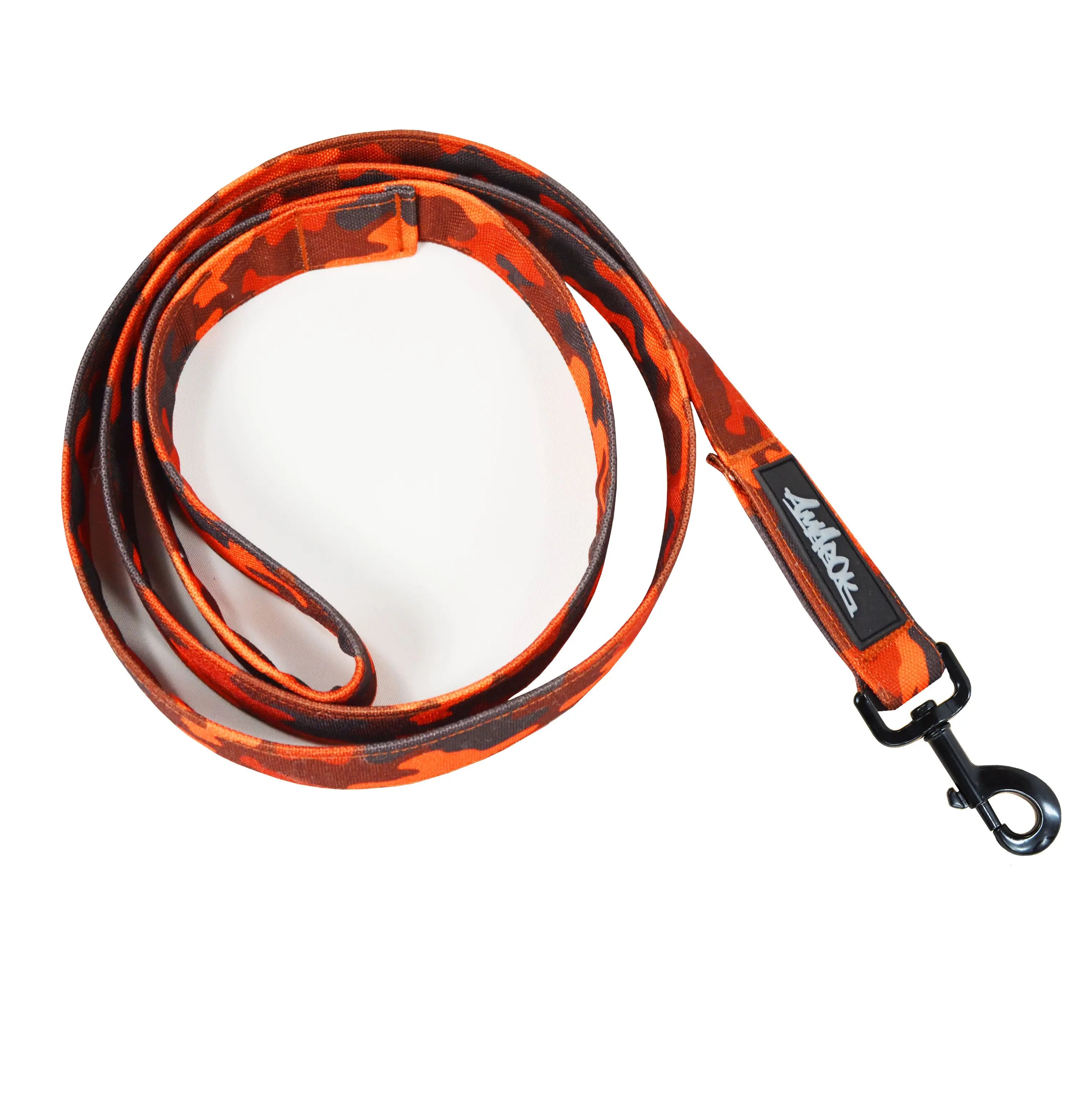 Laisse pour chien en tissus souple et résistant de la collection Sahara. Vue d'ensemble. Motif camo et aux couleurs rouge et noir.