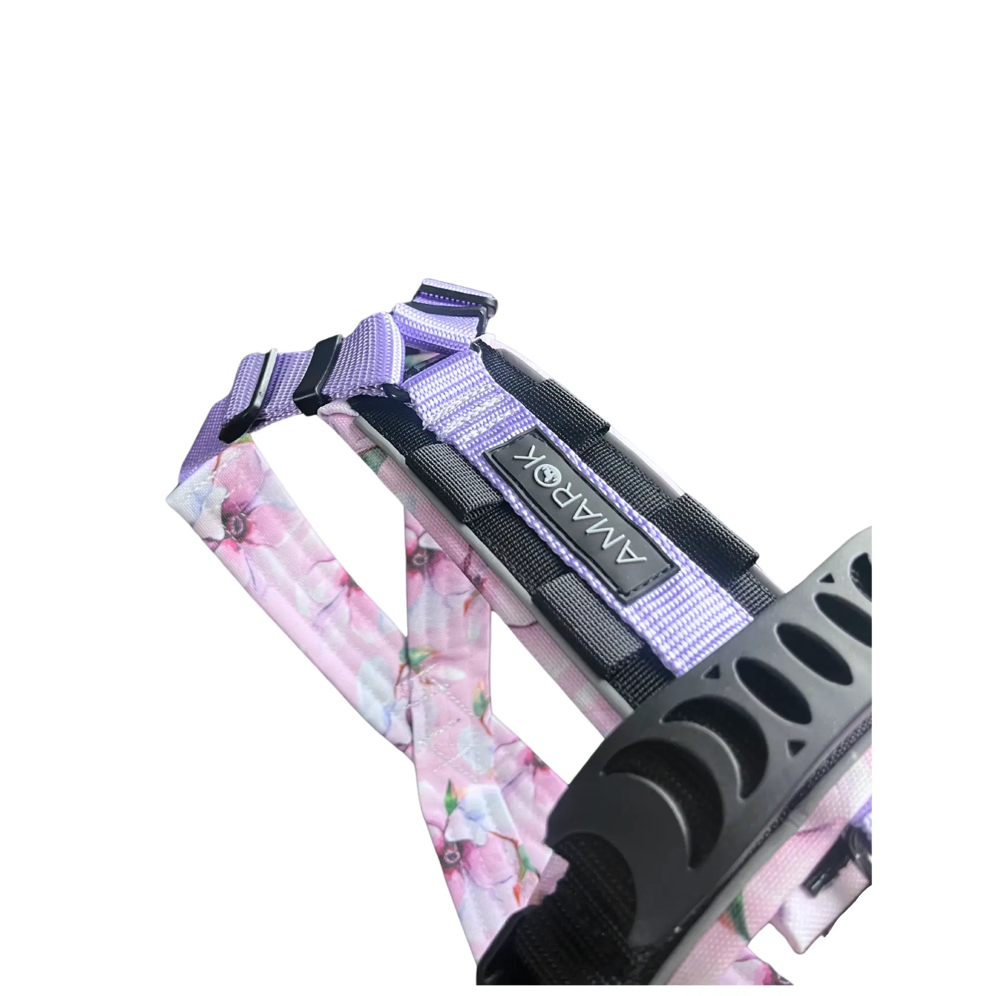 Close-up of the Amarok Odyssey harness in the Myosotis collection – reinforced back handle and visible Amarok logo.