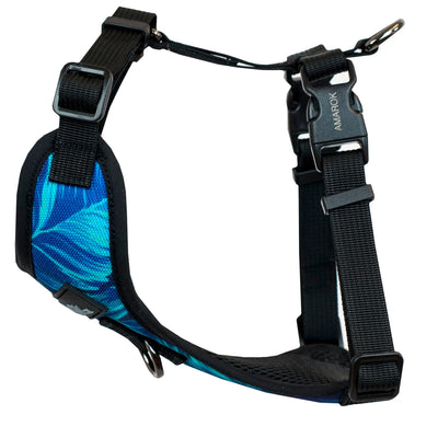 Gros plan sur les détails du harnais pour petit chien design hawaien - vue de côté. Close-up of hawaien design and details of the small dog harness - side view