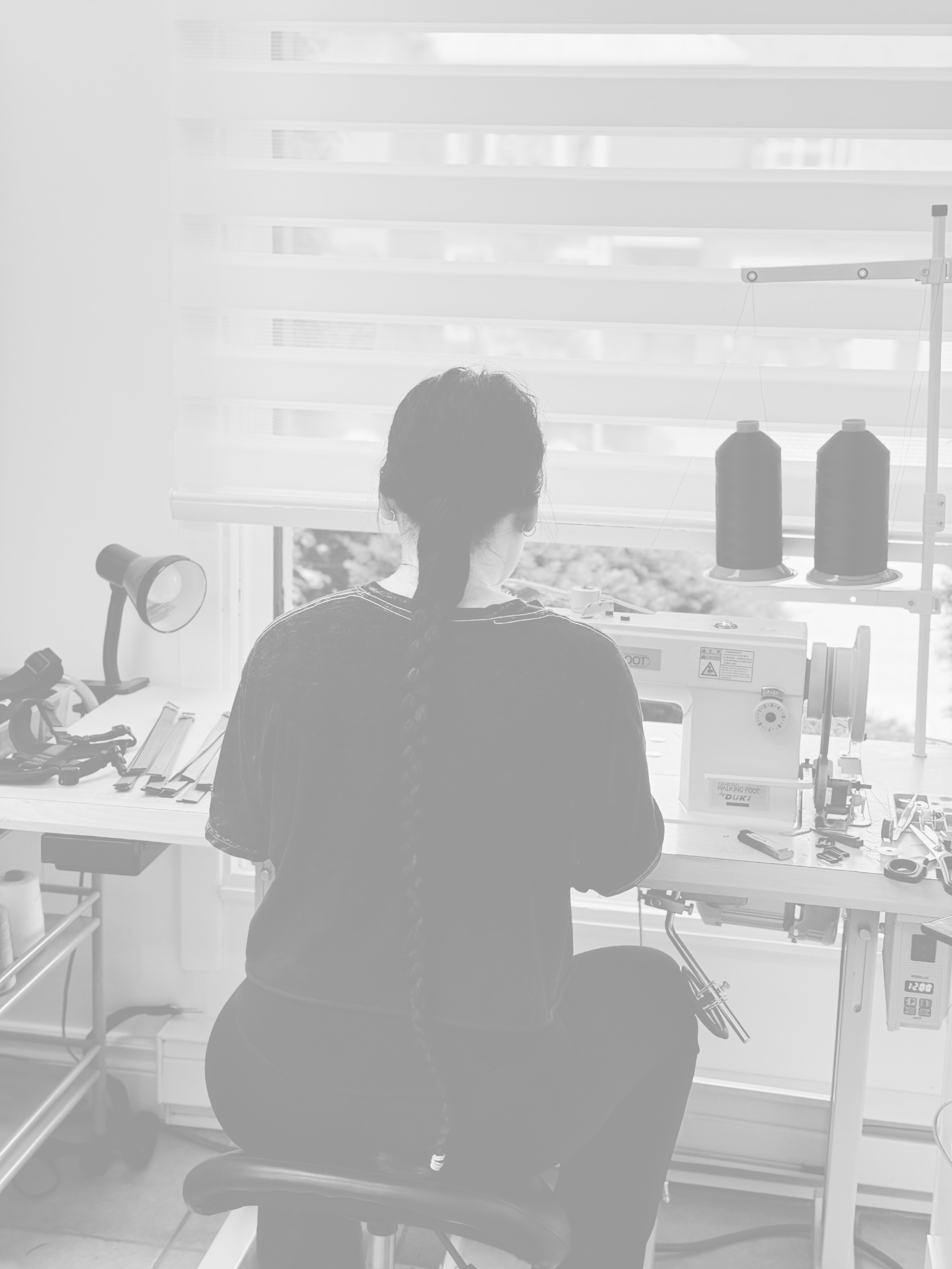 Couturière en action fabricant nos produit pour chien Amarok: harnais pour chien, collier pour chien, ceinture canicross