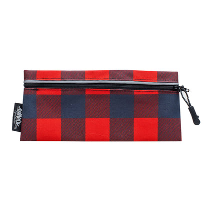 Pochette amovible est parfaite pour transporter vos clés, votre cellulaire ou tout autre petit article lors de vos sorties avec votre chien. Ce produit s’installe facilement à votre ceinture de canicross peut importe l'endroit souhaité. Collection Bûcheron de couleur noir et rouge. 