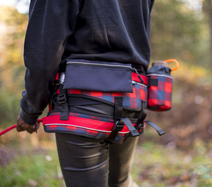 Femme portant Ceinture de traction canicross de la collection Bûcheron. Aux couleur rouge et noir, vue de dos. 