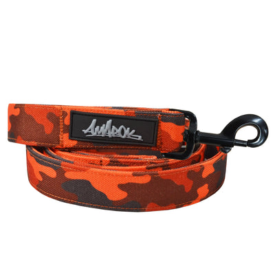 Laisse pour chien en tissus souple et résistant de la collection Sahara. Vue de face. Motif camo et aux couleurs rouge et noir. 