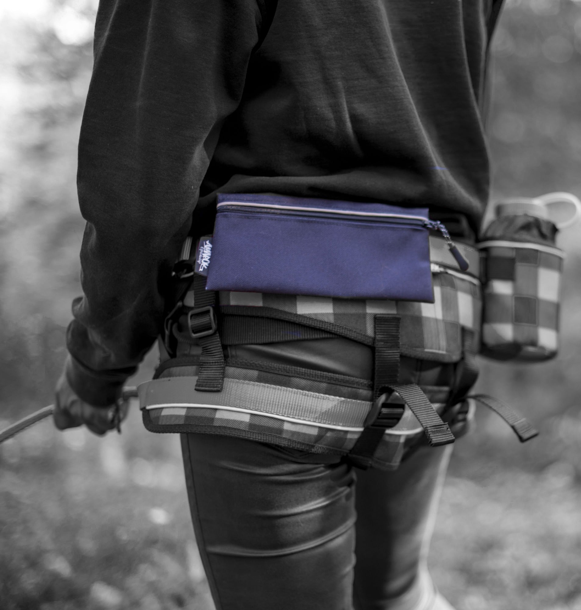 Femme portant la ceinture canicross et la pochette amovible est parfaite pour transporter vos clés, votre cellulaire ou tout autre petit article lors de vos sorties avec votre chien. Ce produit s’installe facilement à votre ceinture de canicross peut importe l'endroit souhaité. 