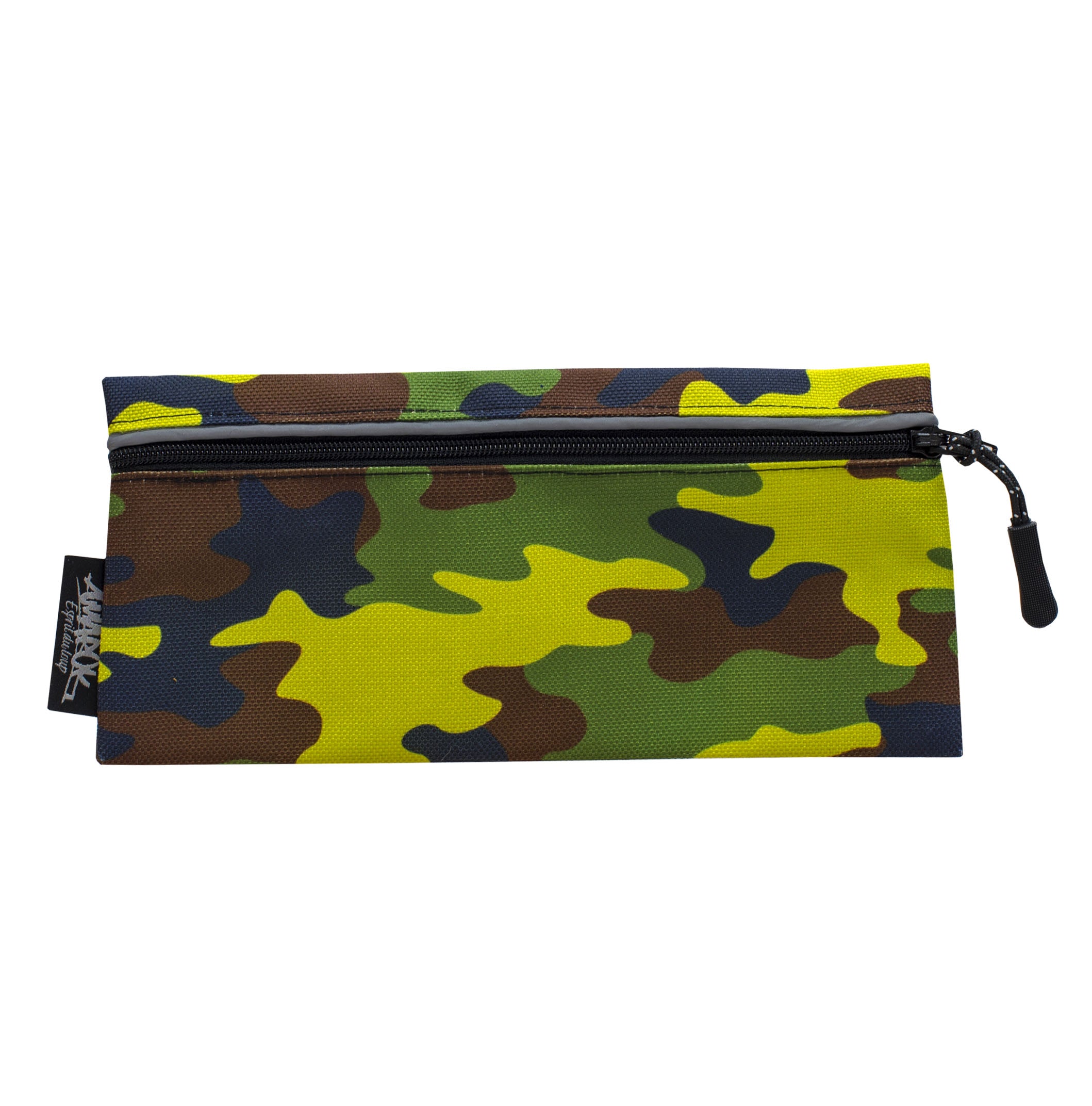 Pochette amovible est parfaite pour transporter vos clés, votre cellulaire ou tout autre petit article lors de vos sorties avec votre chien. Ce produit s’installe facilement à votre ceinture de canicross peut importe l'endroit souhaité. Collection Camo vif de couleurs vert, jaune, brun et noir.