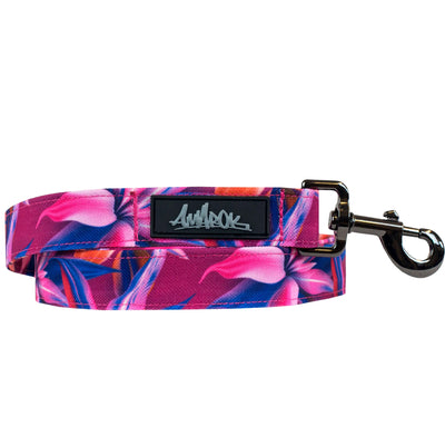 Laisse pour chien en tissus souple de la collection Hannaé, couleur bleu, rose, blanc, orange. Graphiques de fleurs tropicales. Vue de face. 