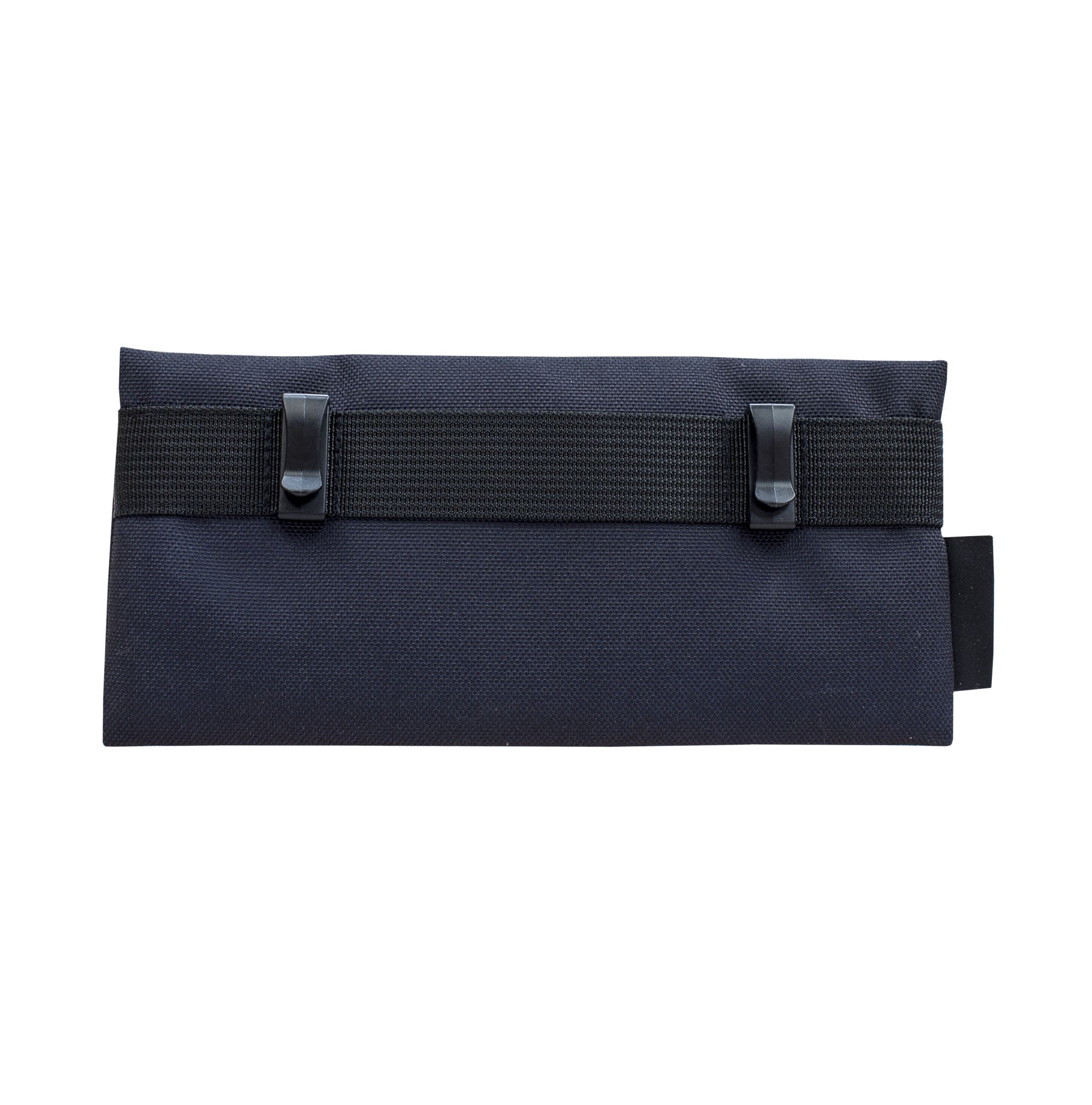 Pochette amovible est parfaite pour transporter vos clés, votre cellulaire ou tout autre petit article lors de vos sorties avec votre chien. Ce produit s’installe facilement à votre ceinture de canicross peut importe l'endroit souhaité. Collection Onyx couleur noir unie, vue de dos avec les crochets pour l'accrocher à la ceinture. 