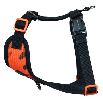 Harnais régulier de randonnée pour  petit chien de la collection Sahara. Aux motif camo et aux couleurs rouge et noir. Vue de côté.