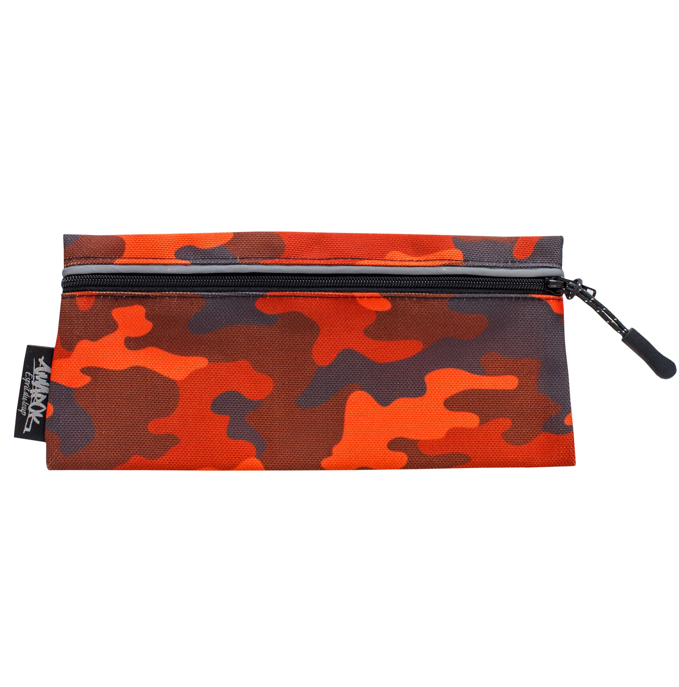 Pochette amovible est parfaite pour transporter vos clés, votre cellulaire ou tout autre petit article lors de vos sorties avec votre chien. Ce produit s’installe facilement à votre ceinture de canicross peut importe l'endroit souhaité. Collection Sahara de motif camo aux couleurs rouge et noir. 