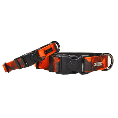 Colliers en tissus souple pour gros et petits chiens de la collection Sahara. Couleur Camo, rouge et noir. Vue de face. 