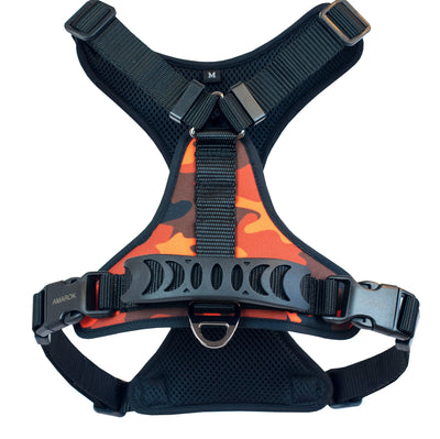 Harnais régulier de randonnée pour gros chien de la collection Sahara. Aux motif camo et aux couleurs rouge et noir. Vue de côté.