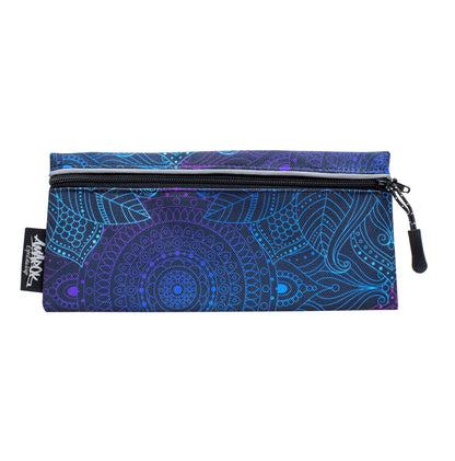 Pochette amovible est parfaite pour transporter vos clés, votre cellulaire ou tout autre petit article lors de vos sorties avec votre chien. Ce produit s’installe facilement à votre ceinture de canicross peut importe l'endroit souhaité. Collection Mandala